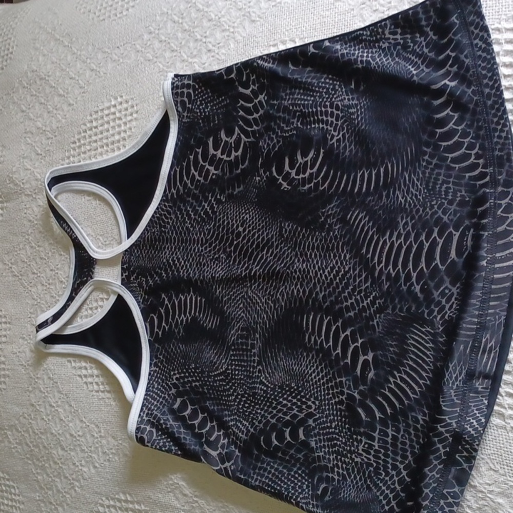 COPY - Under Armour bundle shorts/top - Picture 8 of 10